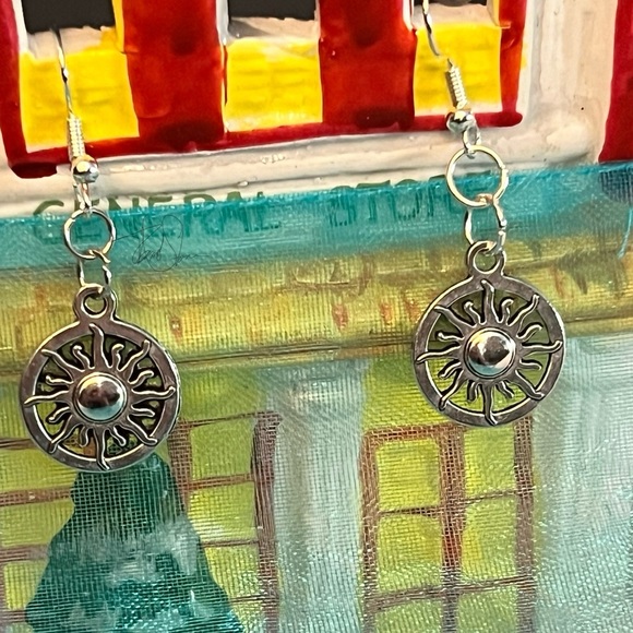 Hot Sun Burst Dangling Earrings - Picture 3 of 5